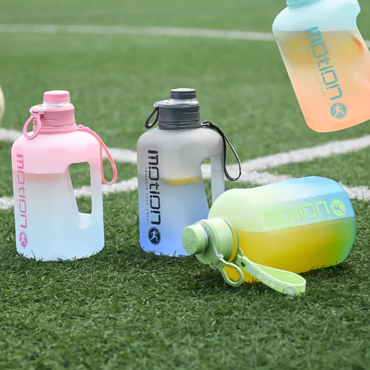 GIANT – 2,4L Sportflasche mit Trinkhalm und Skalierungsverlauf. Trainiere deinen Bizeps.