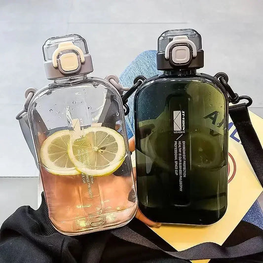 ÁNPHORA – Transparente flache Flasche mit verstellbarem Riemen. 750 ml.